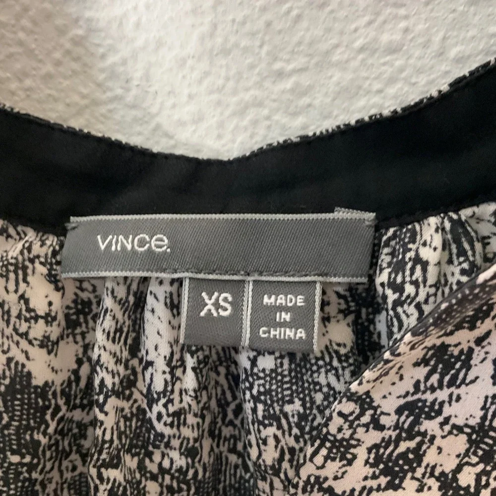 VINCE Silk Top Blouse Short Sleeve‎ Vee Placket Lightweight Black White Size XS